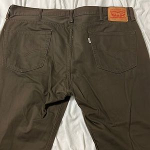 Levi’s 505 denim jeans with classic zipper and straight leg. Brown color. 40x30